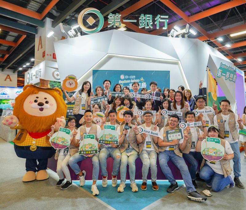 ▲第一銀行總經理李嘉祥(最後排左四)率隊參加2022台北金融科技展,讓民眾感受第一銀行科技力與創造力。(圖/第一銀行提供)