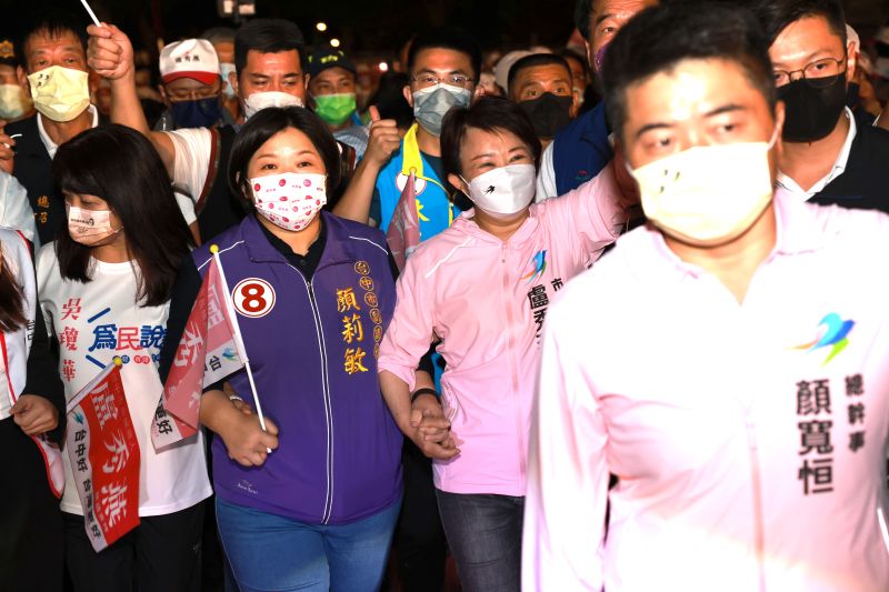 ▲盧秀燕拉著顏寬恒妹妹、台中市副議長顏莉敏的手,十指緊扣大進場。(圖/盧秀燕競總提供,2022.10.28)