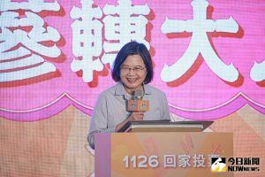 蔡英文於社群之夜發表談話,與台下「辣台派」互動時,有別傳統演說嚴肅氛圍,多次露出燦爛笑容。 ▲蔡英文於社群之夜發表談話,與台下「辣台派」互動時,有別傳統演說嚴肅氛圍,多次露出燦爛笑容。(圖/記者葉政勳攝,2022.10.28)