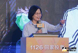 蔡英文於社群之夜發表談話,與台下「辣台派」互動時,有別傳統演說嚴肅氛圍,多次露出燦爛笑容。 ▲蔡英文於社群之夜發表談話,與台下「辣台派」互動時,有別傳統演說嚴肅氛圍,多次露出燦爛笑容。(圖/記者葉政勳攝,2022.10.28)
