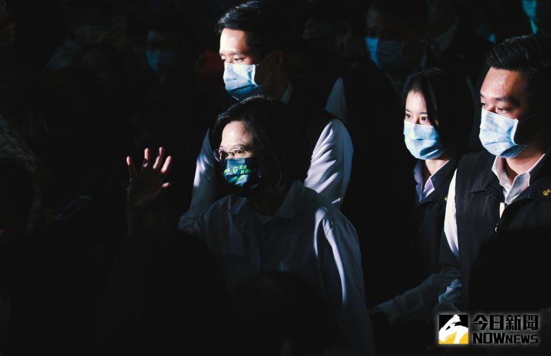 ▲蔡英文於社群之夜中壓軸登台,搏得滿堂彩。(圖/記者葉政勳攝,2022.10.28)