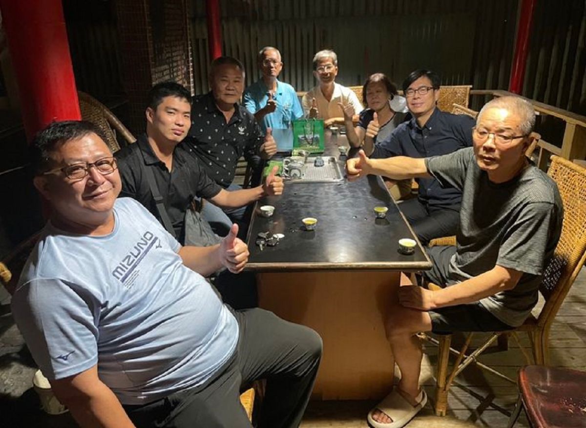 ▲中油大林廠27日晚間發生大火，高雄市長陳其邁今天日晚間再一次到大林蒲陪伴住戶們。（圖／截自陳其邁臉書）