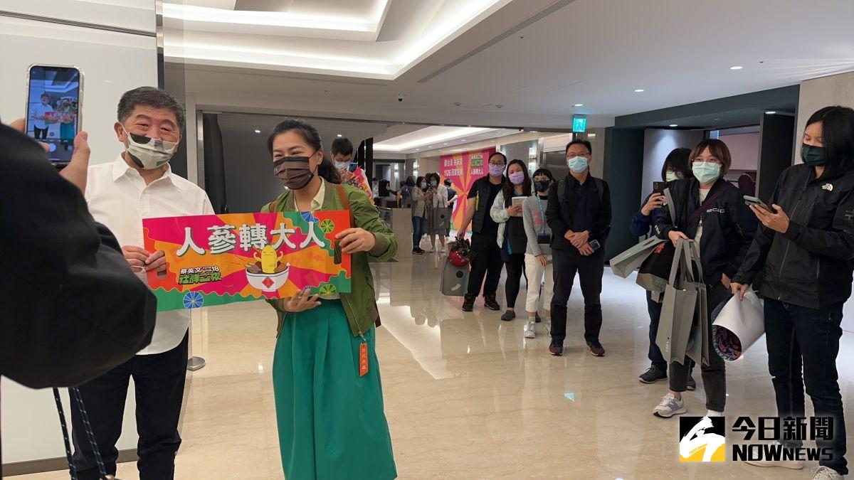 ▲民進黨今日晚間舉行社群之夜活動，散場時，陳時中被支持者包圍拍照，展現超高人氣。（圖／記者黃宣尹攝，2022.10.28）