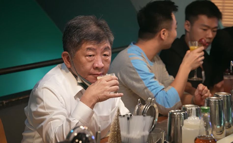 ▲陳時中說，有時候喝喝這個cocktail，真的確實也是滿療癒的。（圖／翻攝自陳時中臉書）