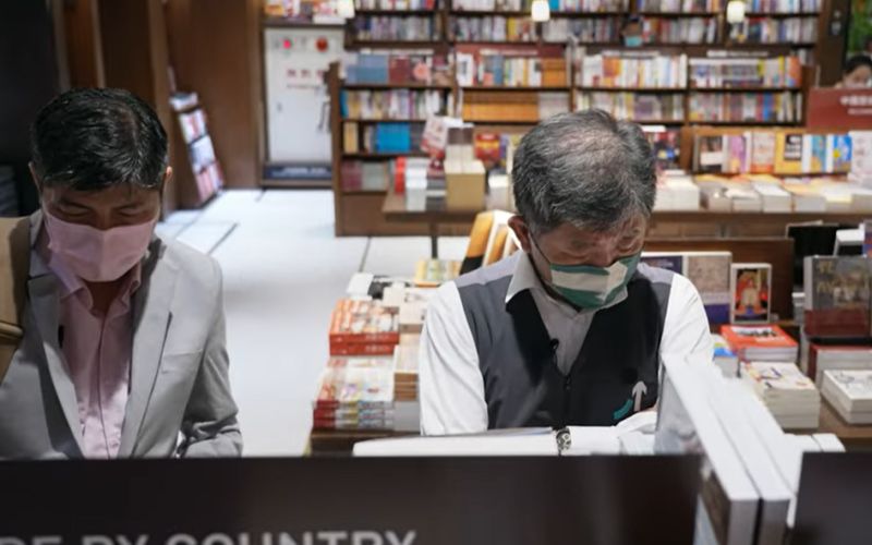 ▲陳時中與出版人廖志峰一同在24小時營業的誠品購書。(圖/翻攝自陳時中臉書)