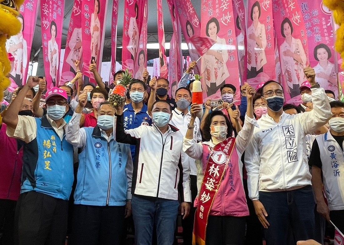 ▲林姿妙成立溪北競選總部，朱立倫、新北市長侯友宜2人同時現身力挺，懇請鄉親支持。（圖 ／吳嘉億攝，2022.10.29）