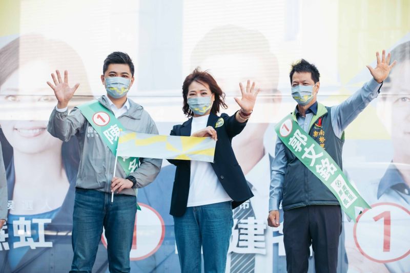 ▲沈慧虹、陳建名與南勢里里長候選人郭文銘聯合競選總部今日熱鬧成立,現場千名米粉寮鄉親到場支持。(圖/沈慧虹辦公室提供)