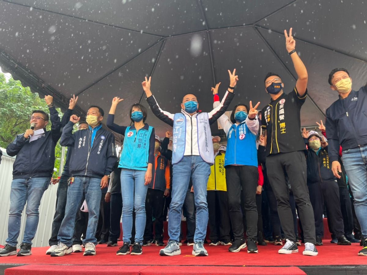 ▲侯友宜出席與市議員候選人江怡臻聯合競總成立大會。（圖 ／吳嘉億攝，2022.10.29
