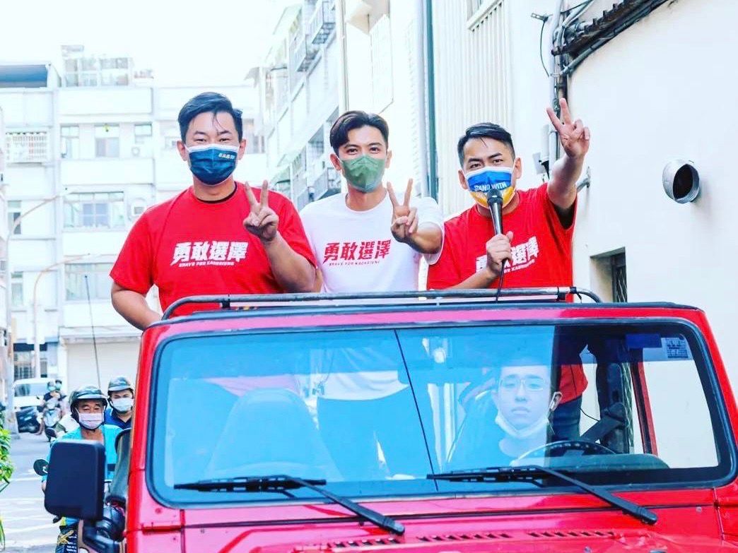 ▲陳柏惟、陳建良及林浤澤合體掃街強調，不忘初心為民服務。(圖／記者郭凱杰翻攝)