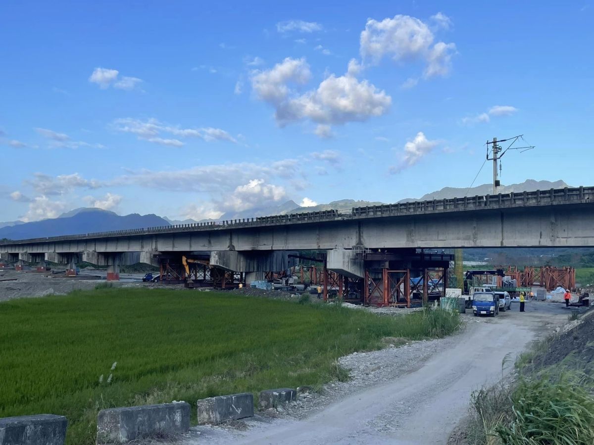 ▲台鐵局今（29）日表示，近期新秀姑巒溪橋第一跨樑體已順利移回原點，計畫明（2023）年1月18日搶通路線。（圖／翻攝自台鐵局官方臉書）