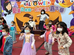 ▲新北市議員李倩萍舉辦萬聖節活動，以女學生裝扮登場，與現場裝扮的小朋友一起手足舞蹈。（圖 ／李倩萍服務處提供）