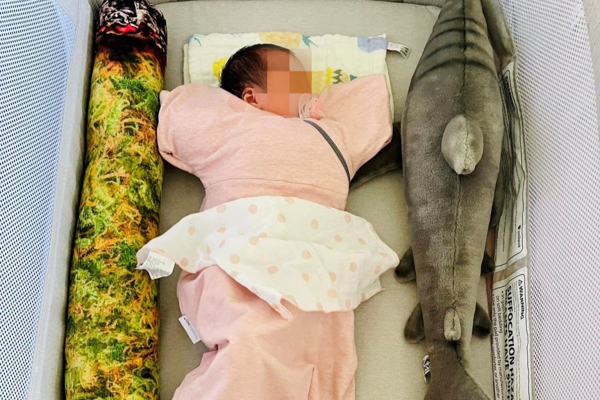 ▲妻子莉婭誕下女兒4天，謝和弦送上大麻菸抱枕給孩子，呼籲：「教育不能等」。（圖／謝和弦 R-chord (阿扣) 臉書）