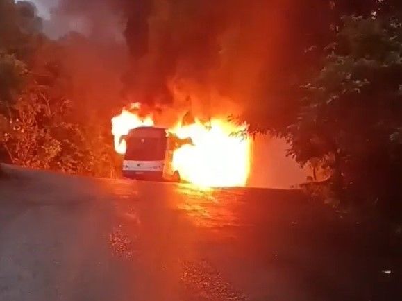 ▲新北市一輛578線路公車，今天（29日）下午行駛途中，突然起火自燃。（圖／翻攝汐止集團）