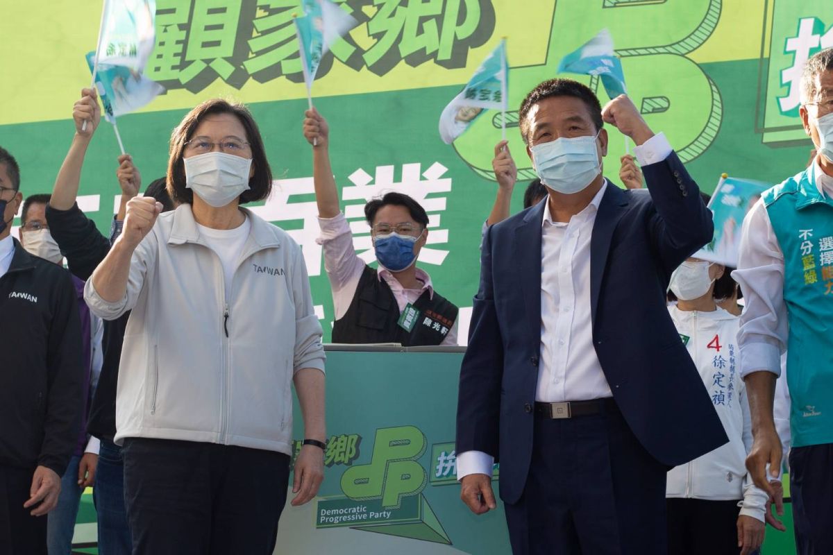 ▲徐定禎於通宵成立「百工百業後援會」，蔡英文再度抵達苗栗站台。（圖／民進黨提供）