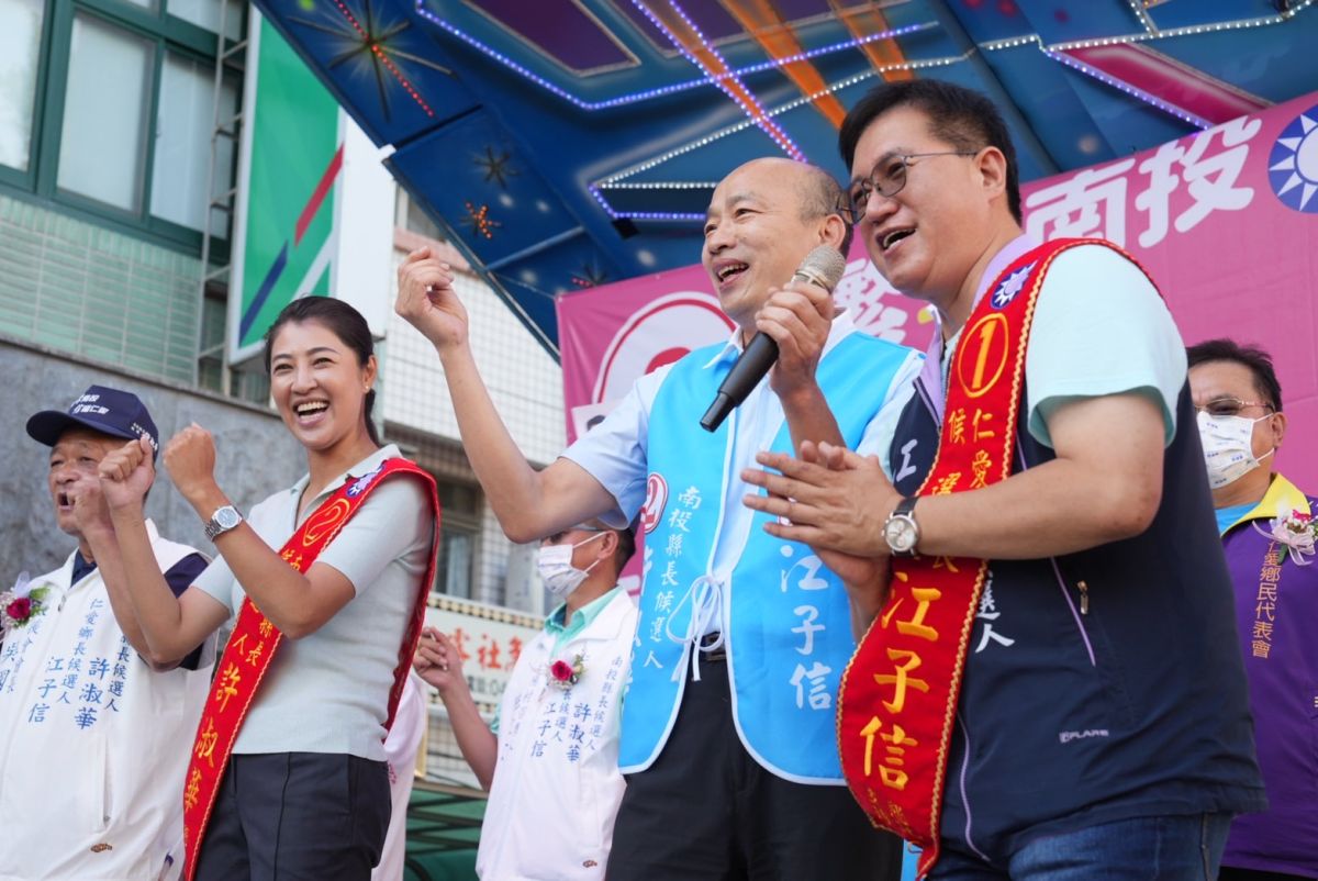 ▲韓國瑜玩起千人帶動唱，台上台下高唱「我們都是一家人」，全場嗨翻。（圖／許淑華競總提供，2022.10.29）