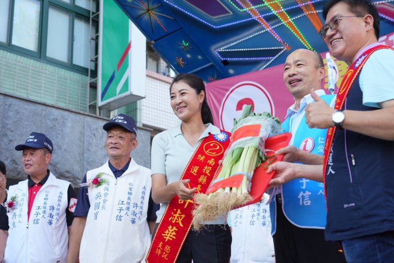 ▲韓國瑜送許淑華青蒜,祝福她當選。(圖/許淑華競總提供,2022.10.29)