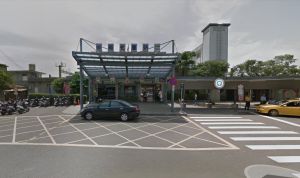 ▲台鐵台南市善化站北邊今天下午發生電車線斷落，導致台南火車站乘客擠爆，怨言四起。（圖／取自google地圖）