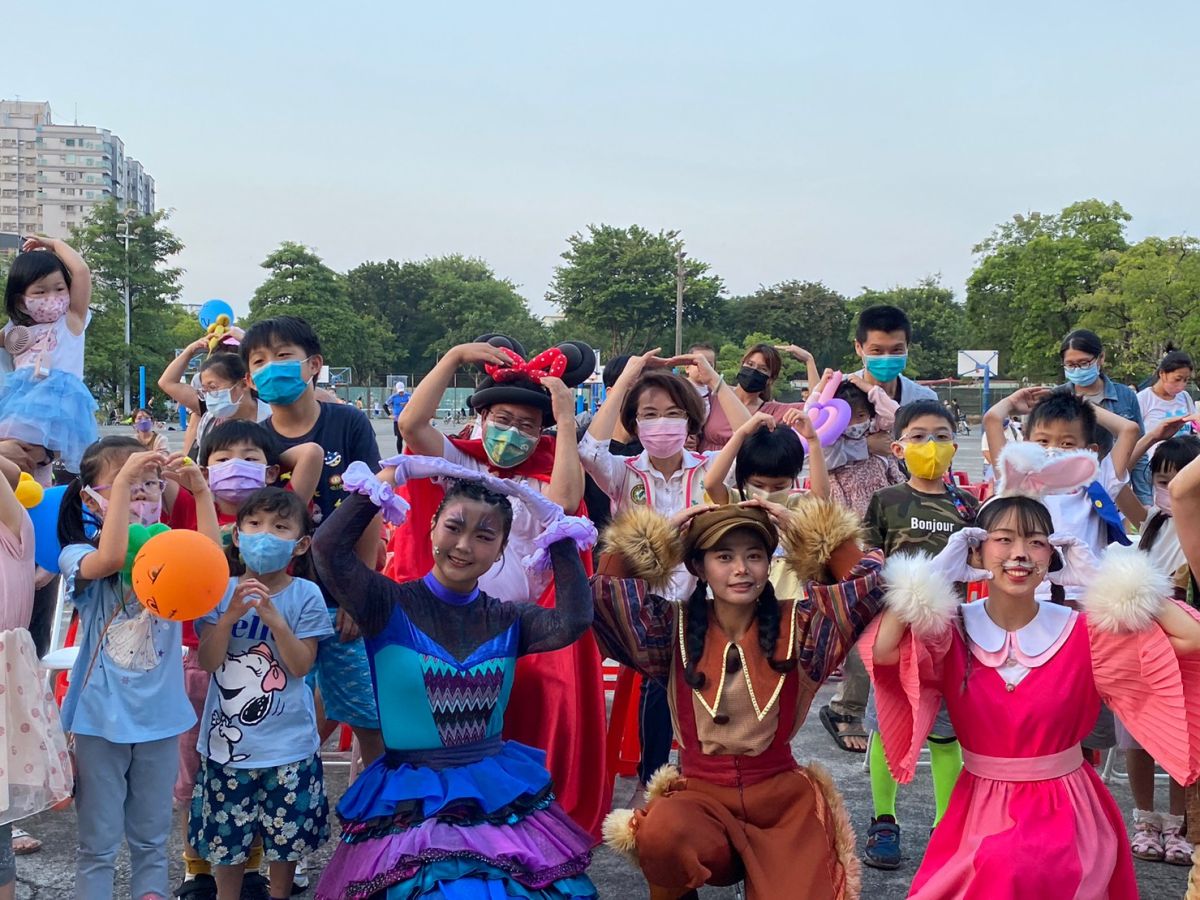 ▲高雄市前鎮、小港區市議員候選人黃彥毓與蘋果劇團，和財團法人高雄市透南風教育基金會共同推出「愛道歉的小狐狸」劇目，與孩子共同找回口罩底下，久違的笑容。（圖／記者郭凱杰翻攝）