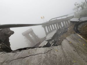 ▲受雨勢影響,台7線74.7K、81.6K、83K、84.1K等路段路基流失長達330公尺及多處邊坡坍方。(圖/公路總局) ▲受雨勢影響,台7線74.7K、81.6K、83K、84.1K等路段路基流失長達330公尺及多處邊坡坍方。(圖/公路總局)
