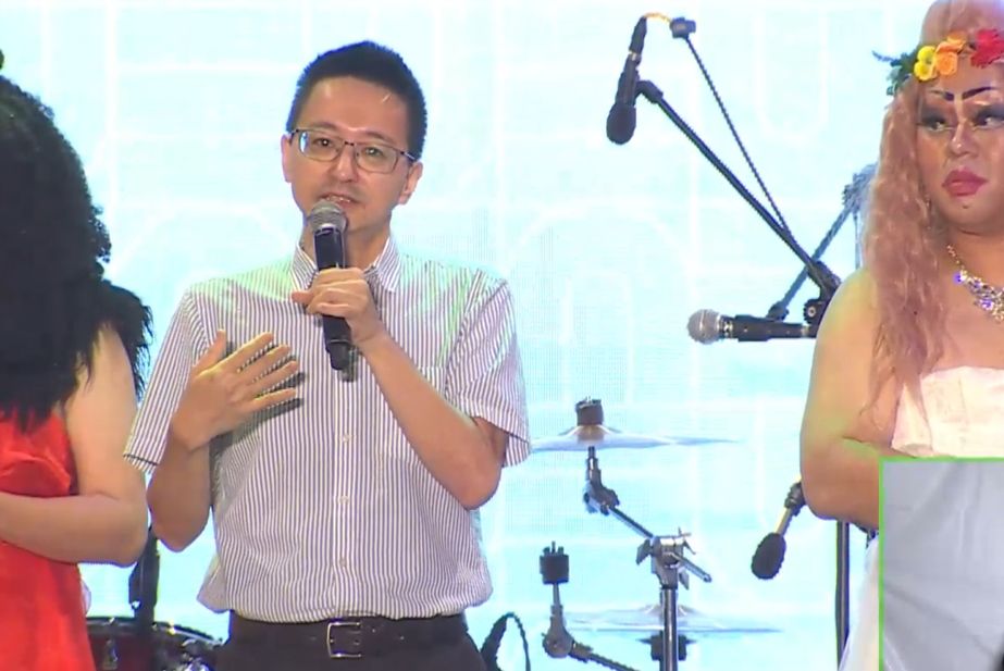 ▲稍早羅一鈞也現身遊行，宣導愛滋平等，並強調疾管署認可「U=U」，也就是病毒量測不到，等於不會傳染。（圖／翻攝臺灣同志遊行臉書）