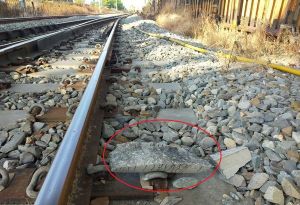 ▲因遭水泥塊擊中，台鐵電車線斷落約1200公尺。（圖／台鐵局）