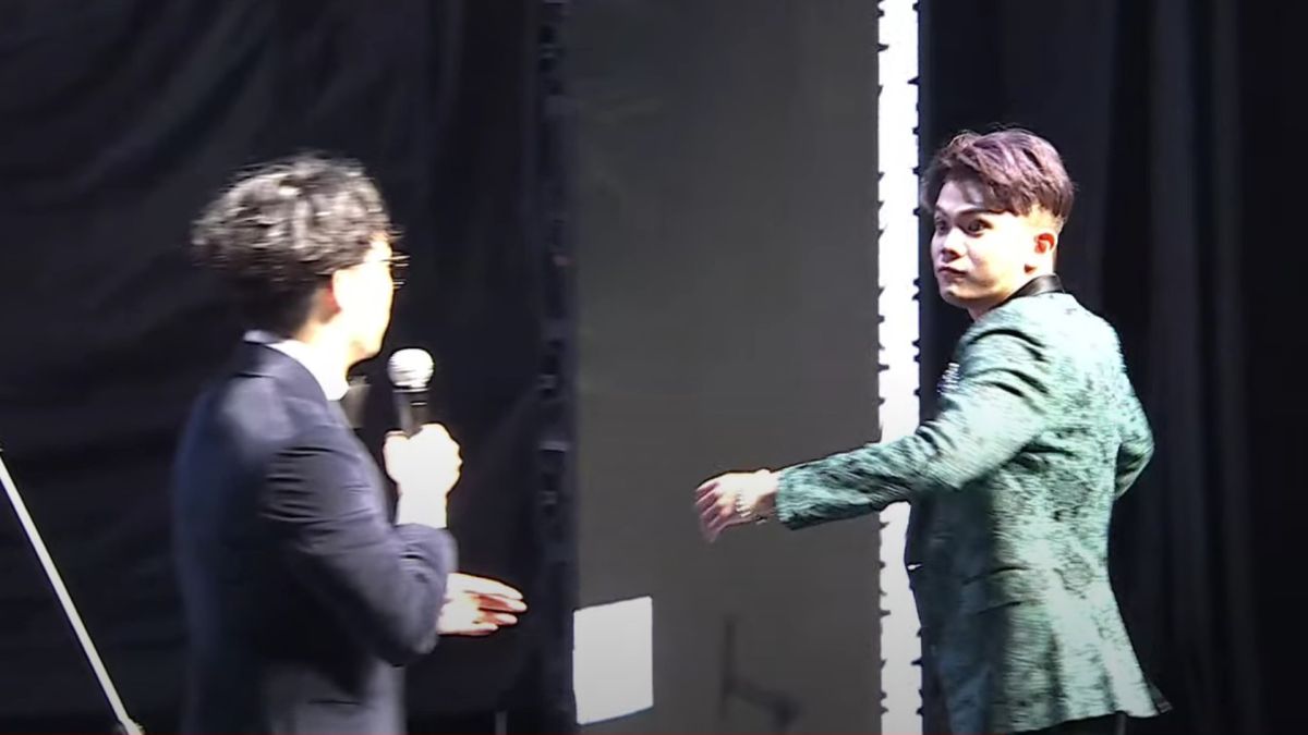 ▲喜劇演員賀瓏大開地圖砲，嗆到孫生上台，下秒笑翻眾人。（圖／翻攝自上班不要看YouTube）