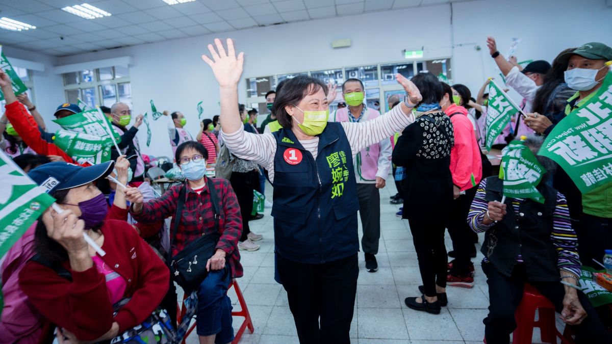 ▲林佳龍確診暫停選舉行程，由妻子廖婉如代打出征。（圖／翻攝自林佳龍臉書）