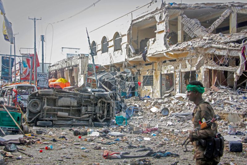 ▲東非國家索馬利亞的警方與國家新聞社表示，位在首都摩加迪休的教育部外今天發生2起汽車炸彈爆炸，造成數十人死傷。（圖／美聯社／達志影像）