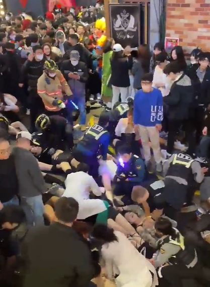 ▲梨泰院因舉辦萬聖節活動而造成推擠事件,出現多名死、傷者。(圖/Twitter:881maro)