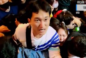 ▲韓國民眾在推擠中露出痛苦的表情。（圖／Twitter：rabbitcartoons） 