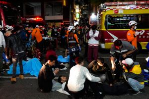 ▲韓國首爾梨泰院29日晚間發生嚴重踩踏意外，目前當局表示有149人死亡、19人重傷、57人輕傷。（圖／美聯社）