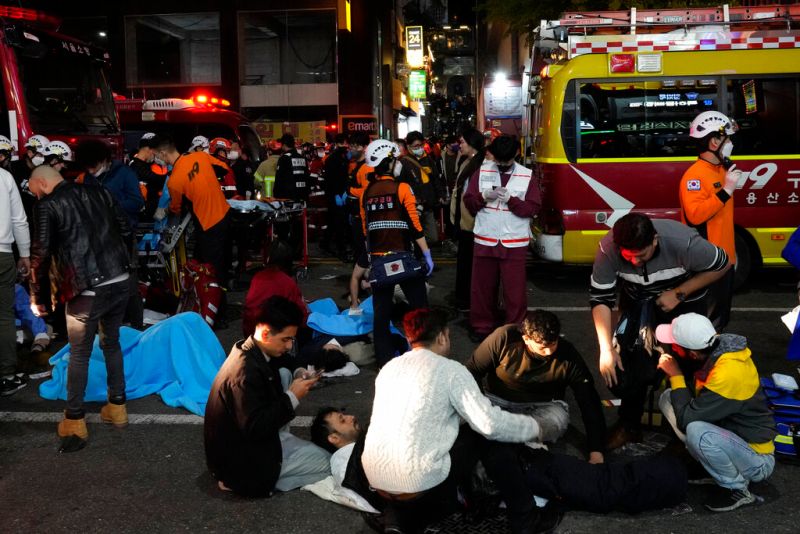 ▲韓國首爾梨泰院29日晚間發生嚴重踩踏意外，目前當局表示有151人死亡、19人重傷、57人輕傷。（圖／美聯社）