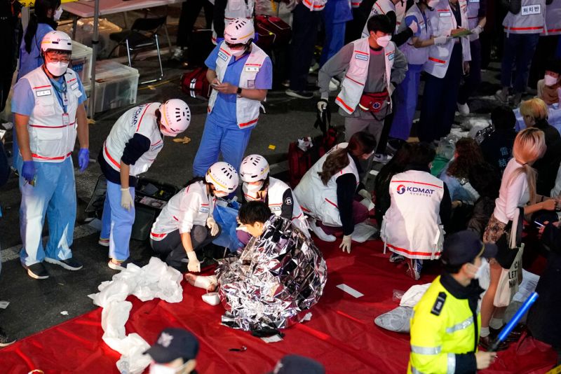 ▲韓國首爾梨泰院29日晚間發生嚴重踩踏意外，目前已造成153人、多人失聯。（圖／美聯社／達志影像）