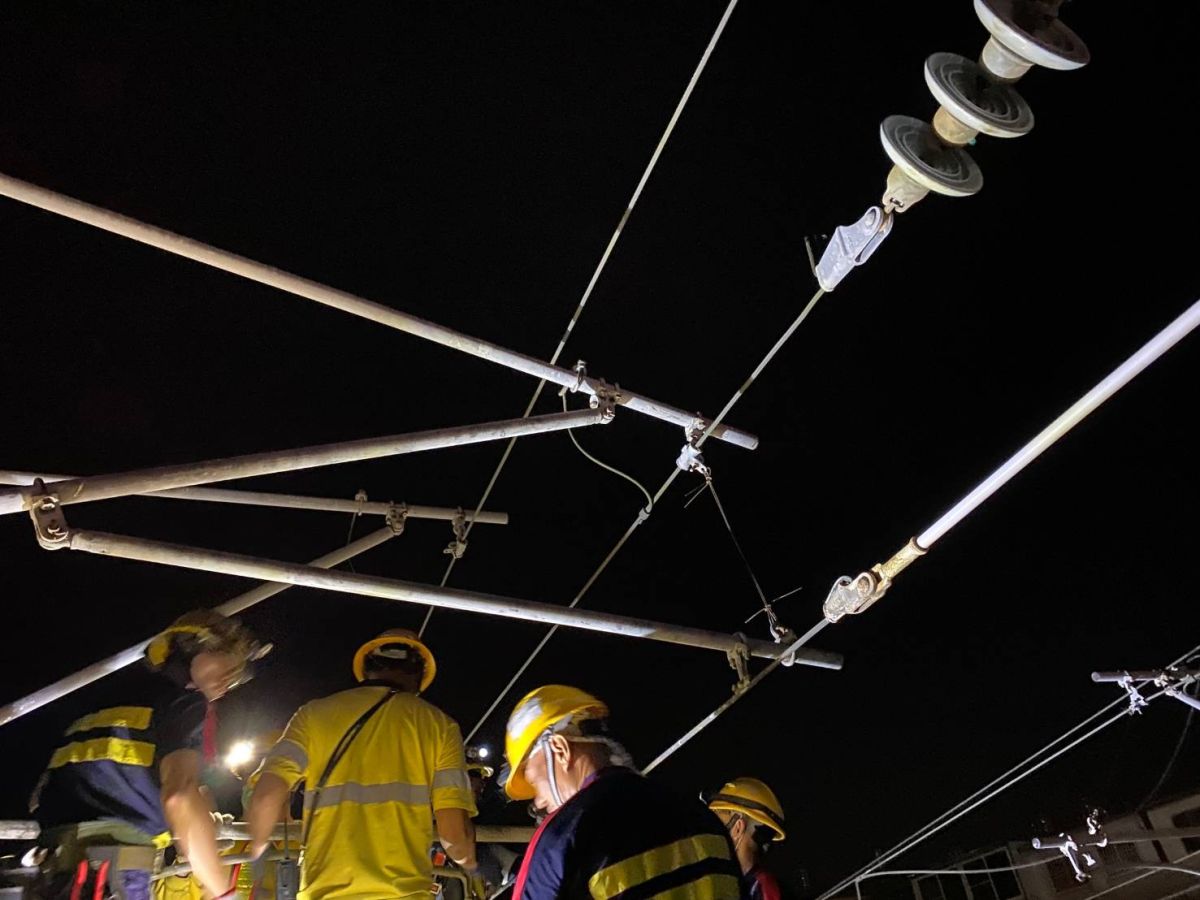 ▲昨（29）日午間台鐵善化站北邊電車線斷落，經連夜全力搶修後，台鐵今（30）日表示，隆田=善化=新市間已恢復雙線通車。（圖／台鐵提供）