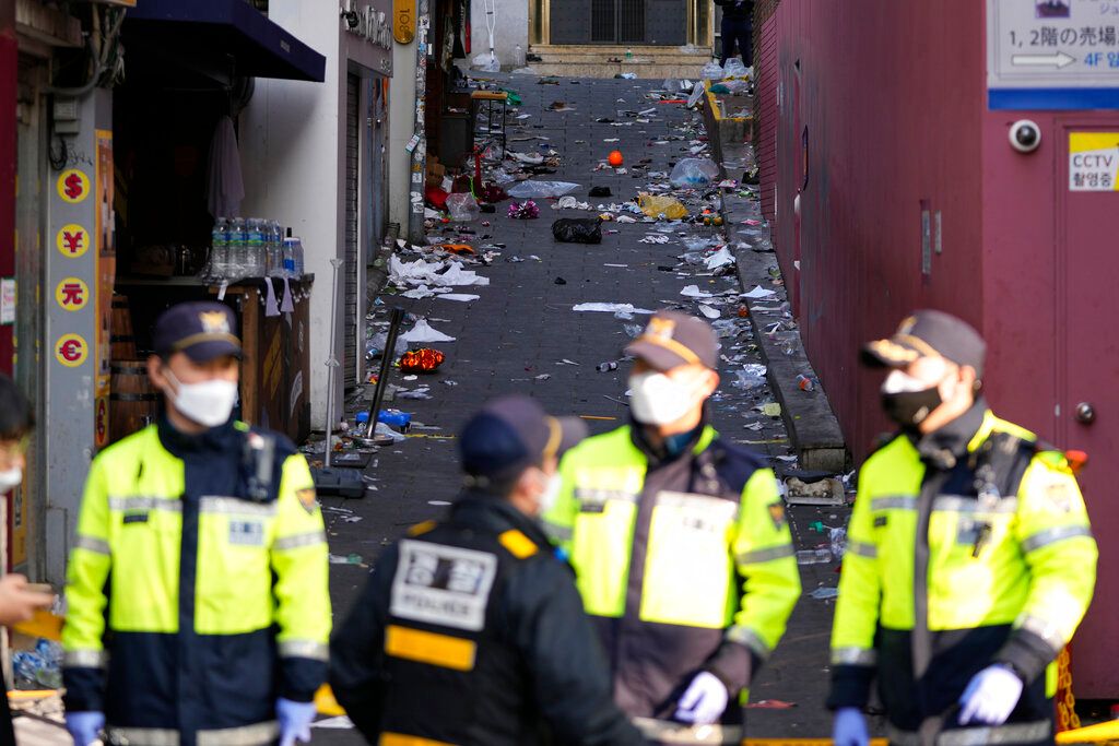 ▲南韓首爾梨泰院踩踏造成156死悲劇，南韓警方1日坦承事發前就陸續接獲11起報案電話，最早一通在4小時前的晚間6時34分就有人報案。（圖/AP/美聯社）