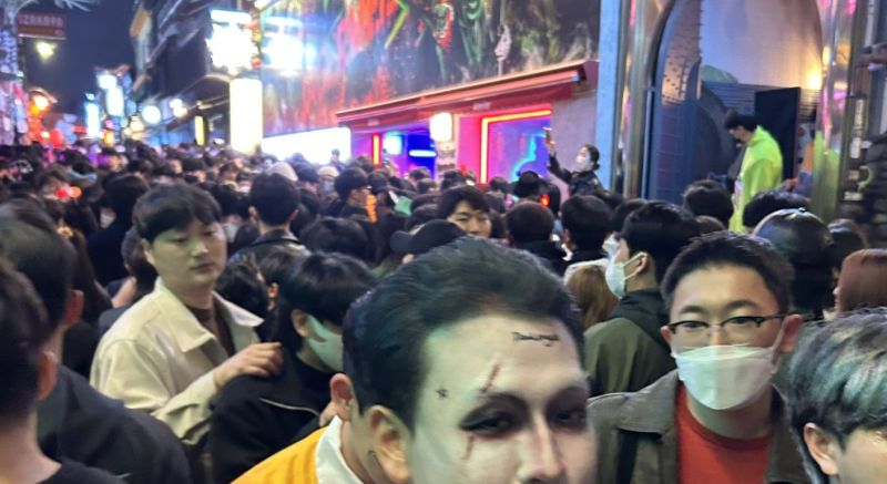 ▲網友貼出黎泰院巷弄的街景圖,透露自己發現現場人太多,警告大家要小心。(圖/推特@90ria1820)