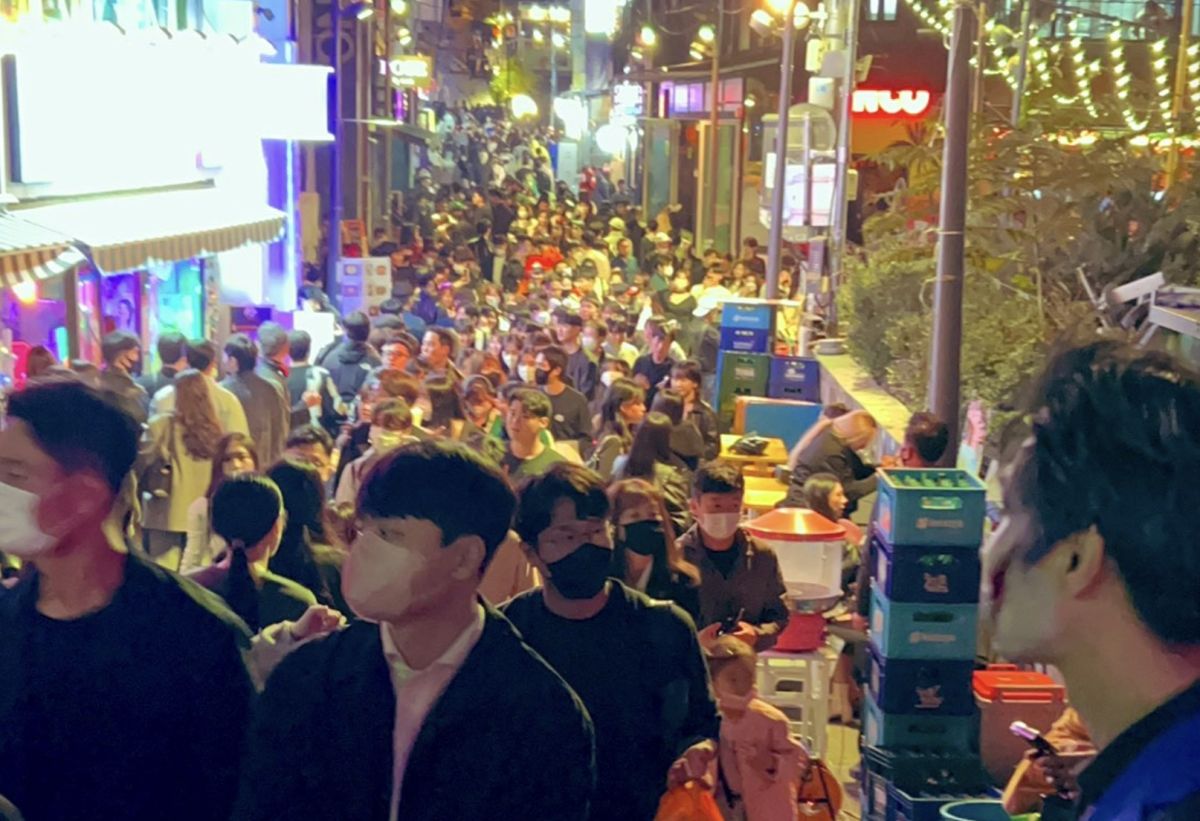 ▲韓國網友在梨泰院踩踏事件前五小時分享現場照片，並高喊「梨泰院真的徹底復活了」！沒想到卻在數小時後發生悲劇。（圖/推特＠90ria1820）