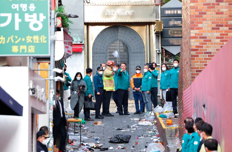 ▲在首爾梨泰院於萬聖夜爆發大規模踩踏死傷事件後,韓國總統尹錫悅宣布全國進入哀悼期並親自到場視察。(圖/美聯社/達志影像)