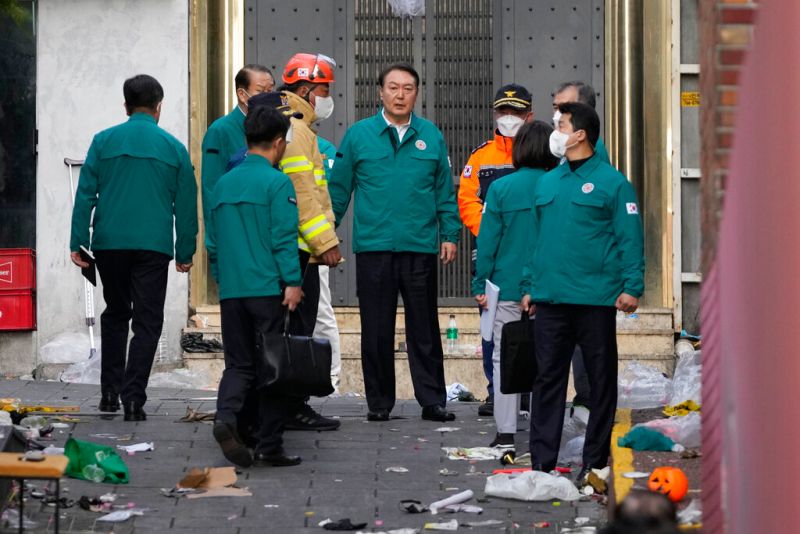 ▲南韓首爾梨泰院29日晚間爆發大規模踩踏死傷事件,總統尹錫悅宣布全國進入哀悼期並親自到場視察。(圖/美聯社/達志影像)
