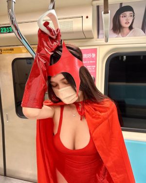 ▲「北捷妙麗」徐恩今年萬聖節曬出深溝扮演「緋紅女巫」,更和當年一樣搭乘捷運,讓粉絲大讚「美翻了啦」。(圖/翻攝自徐恩IG) ▲「北捷妙麗」徐恩今年萬聖節曬出深溝扮演「緋紅女巫」,更和當年一樣搭乘捷運,讓粉絲大讚「美翻了啦」。(圖/翻攝自徐恩IG)