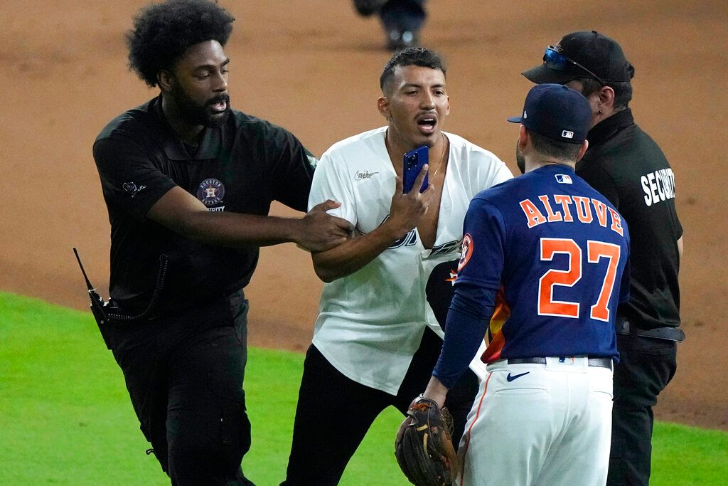 ▲球迷擁抱Jose Altuve後被趕出場。（圖／美聯社／達志影像）