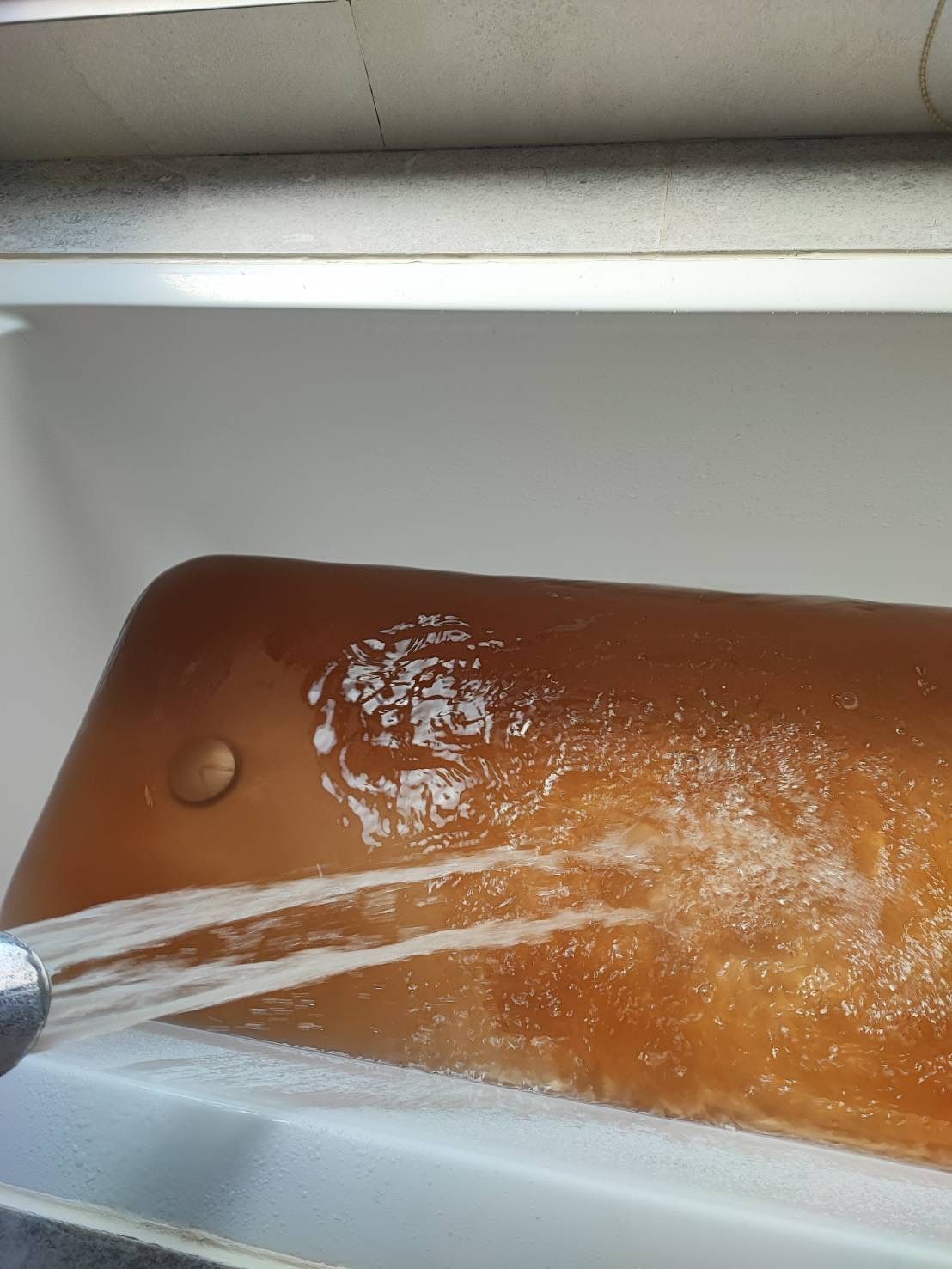 ▲議員楊正中邀集自來水公司人員及市府環保局官員到場採樣化驗(圖／楊正中提供2022.10.30)