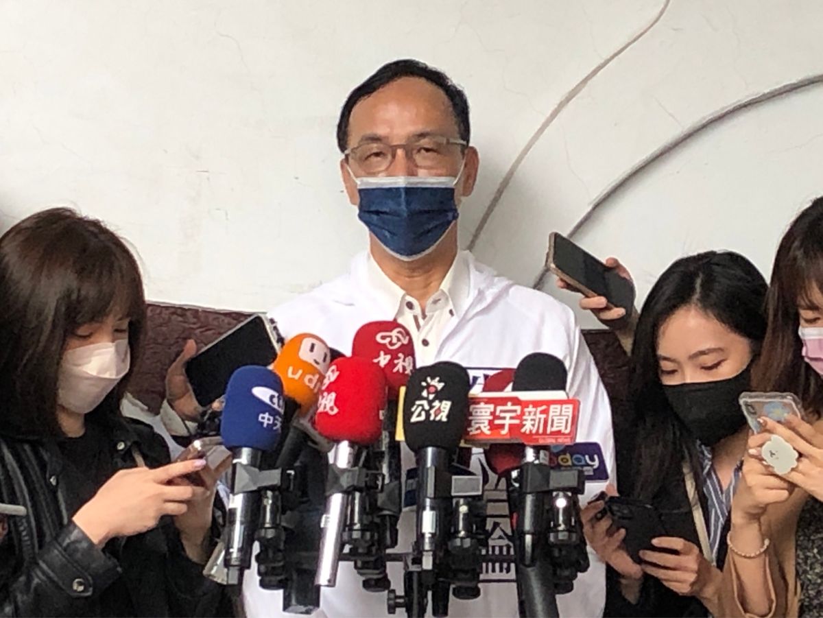 ▲綠營拋北北基桃1200月票政見，鄭文燦今提到首都圈用一票到底在國際城市很常見，朱立倫受訪痛批荒謬，民國107年桃園就曾被邀加入1280雙北月票，但鄭卻不讀不回。（資料照片／記者嚴俊強攝）