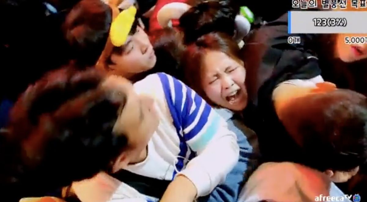 ▲梨泰院踩踏事件造成151人死亡，現場人群自拍畫面在推特上曝光。（圖/推特＠rabbitcartoons）