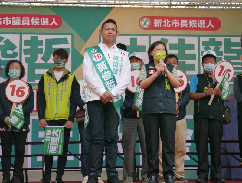 ▲廖婉如代替確診隔離的林佳龍,到板橋幫市議員候選人黃俊哲站台輔選。(圖 /吳嘉億攝,2022.10.30)