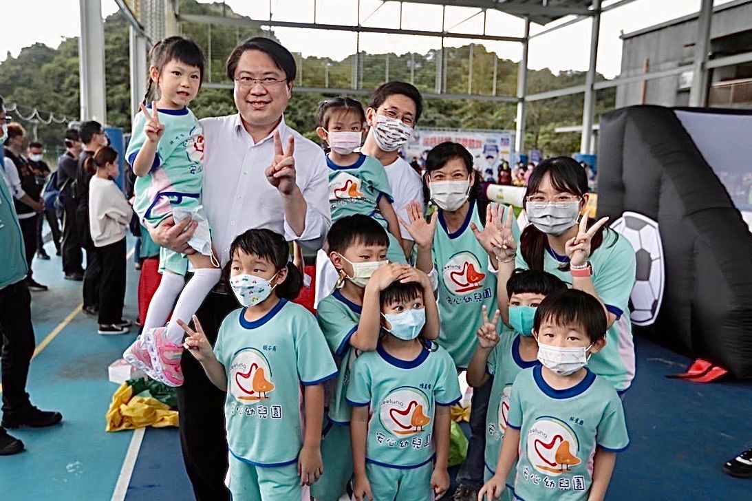 ▲基隆市市長林右昌在現場被小球員包圍合照。大會提供