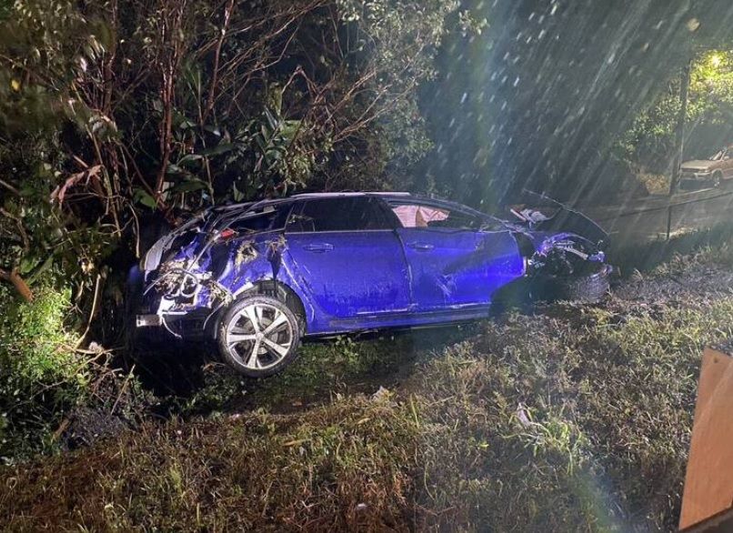 ▲疑天雨路滑釀禍，汽車撞護欄掉邊坡，母女彈飛1命危1輕傷。（圖／翻攝畫面） 