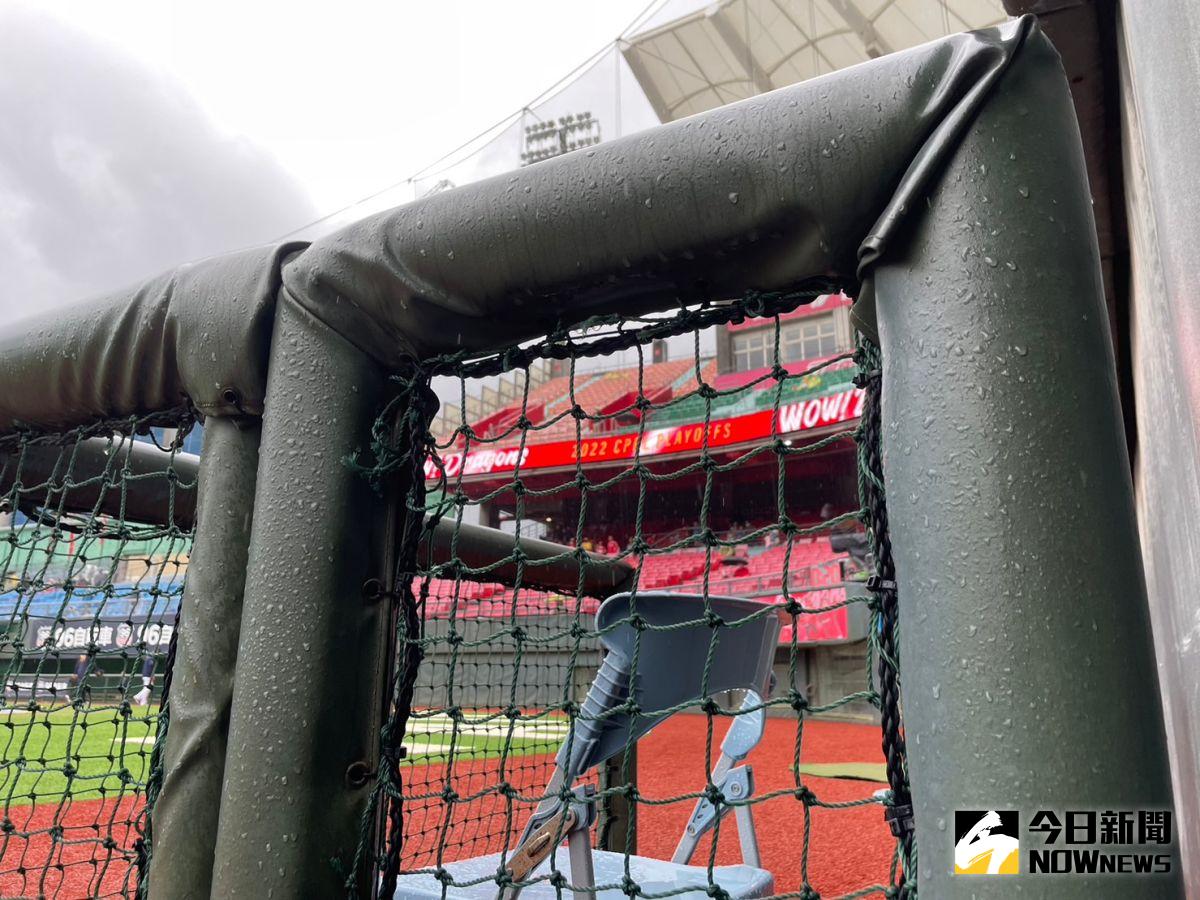 ▲天母球場雨中開打機率高。（圖／吳政紘攝）