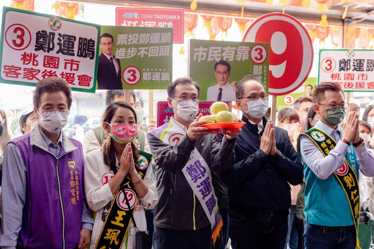 ▲游錫堃今天來到桃園與民進黨桃園市長候選人鄭運鵬首次合體掃街，在平鎮和平市場受到民眾熱情支持，紛紛爭相握手合照。（圖／鄭運鵬辦公室提供）