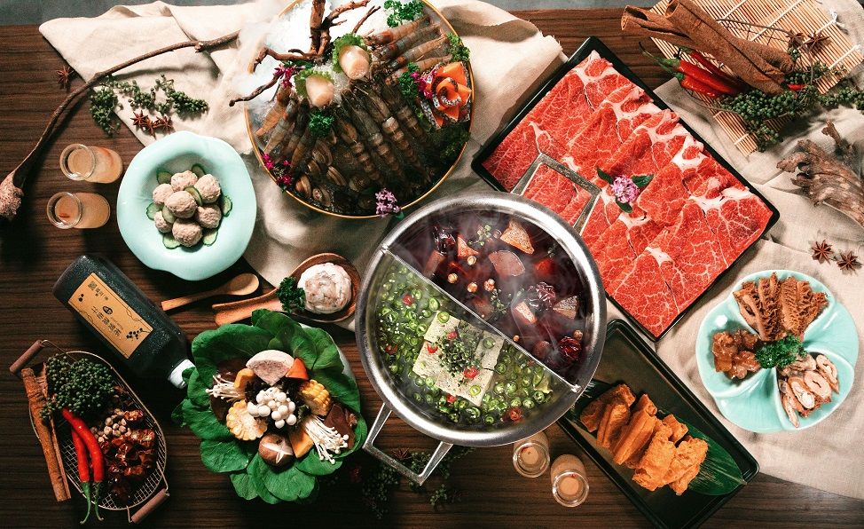 ▲天冷吃鍋爽加菜！有之和牛只要加價99元升級和牛「火烤兩吃」吃到飽、築間免費升級1.5倍雪花牛，養心殿加價599元爽吃「日本A5和牛＋日本廣島生蠔＋頂級鮑魚」，尬鍋免費增量肉片且領券送「海鮮拼盤、鹹酥雞」，青花驕達成指定任務爽嗑「4顆廣島蠔」或「口水雞​​​​​​​」。（圖／王品集團提供）